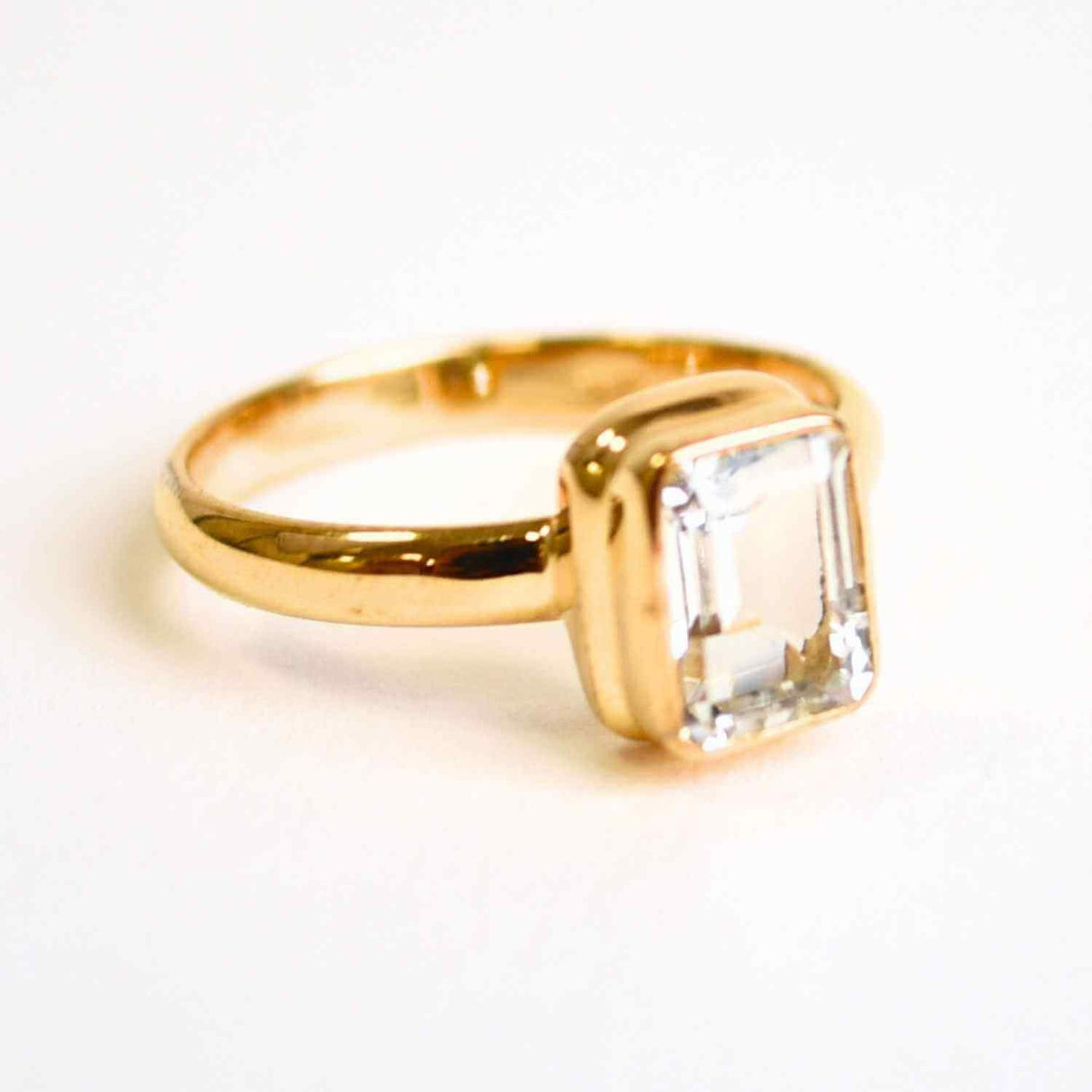 Inel Argint 925 placat cu Aur 18K si Topaz Alb Fatetat - Claritate si Eleganta
