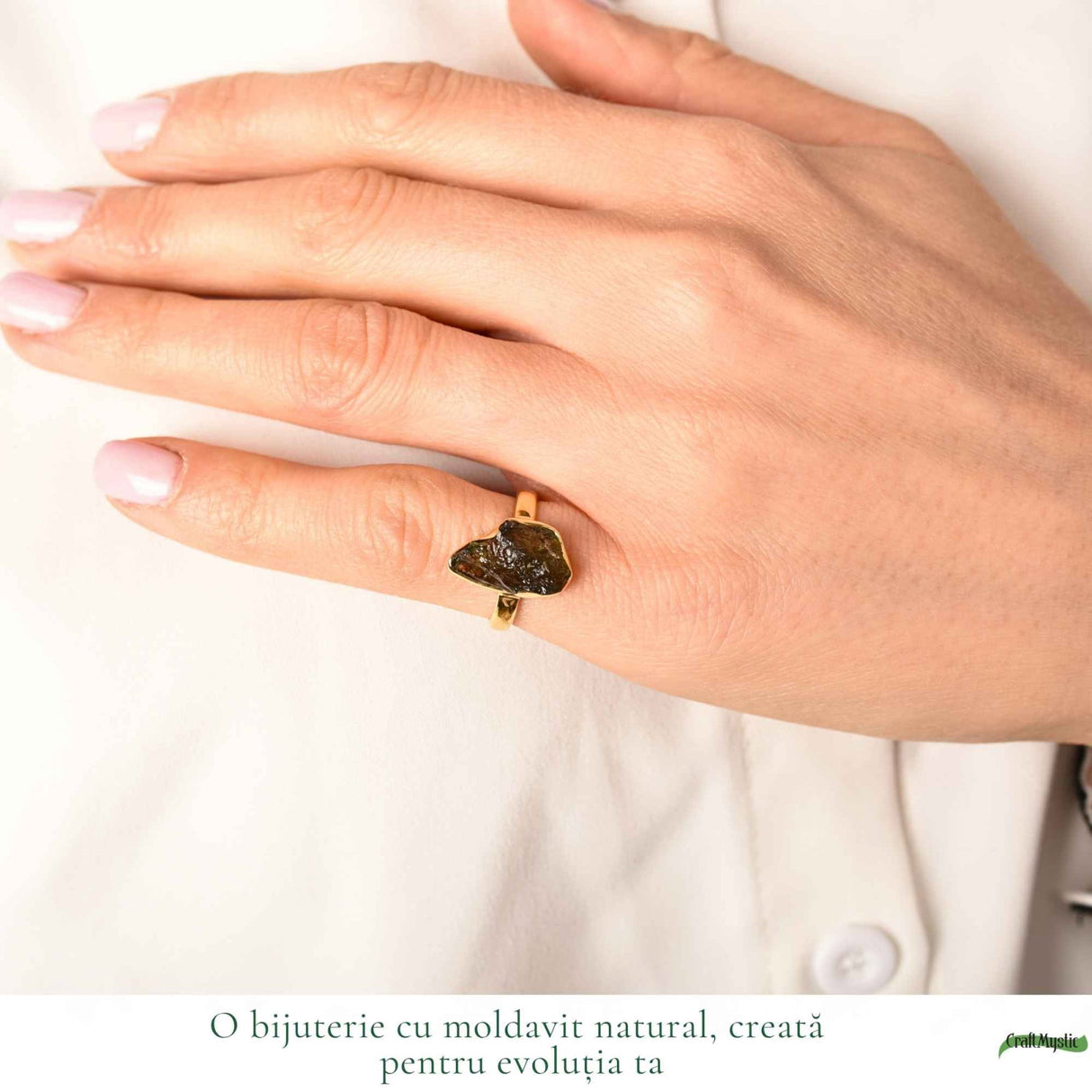 Inel argint 925 placat cu aur de 18k si moldavit brut M5/49 – energie intensa si transformare autentica