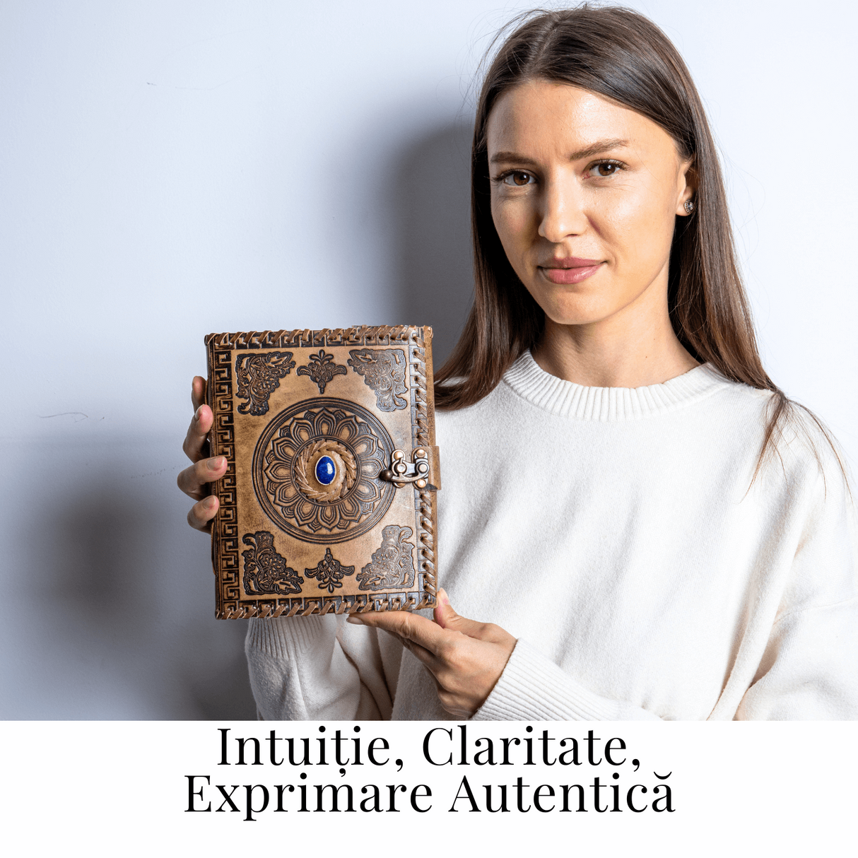 Jurnal din piele naturala autentic cu coperta gravata si piatra naturala Lapis Lazuli si hartie bumbac galbena