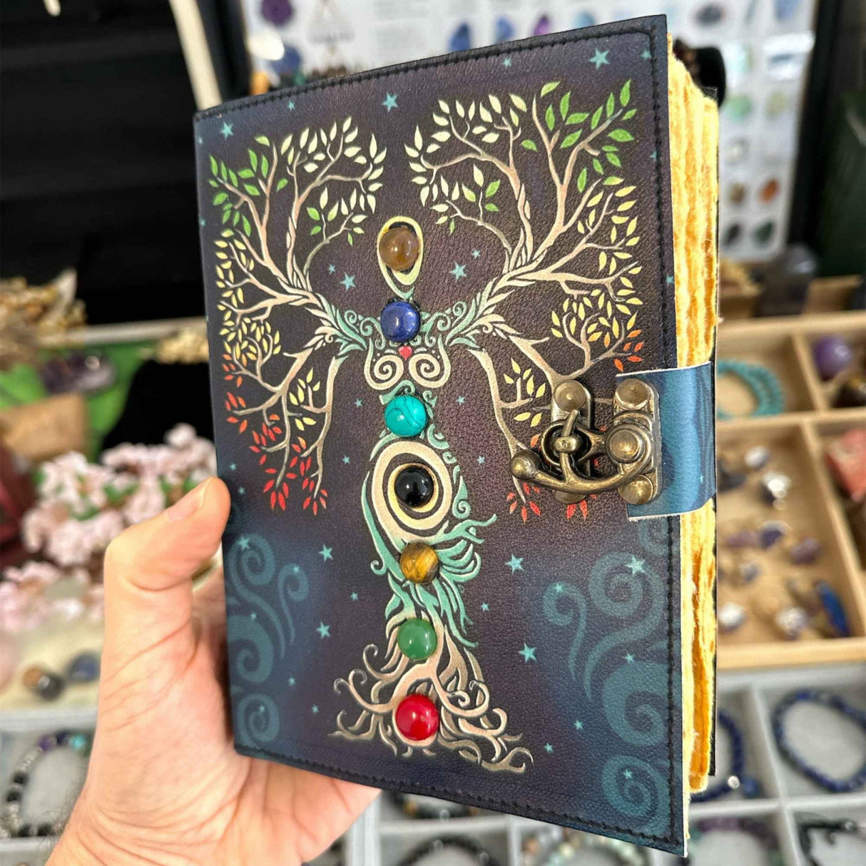 Jurnal vintage pentru magie model "Book of Shadow" cu 7 pietre pentru cele 7 chakre - Jurnal cu inchidere cu lacat, handmade din piele vintage 20x15 cm