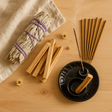 Kit de Purificare — salvie, palo santo, bețișoare și suport, aranjate lifestyle
