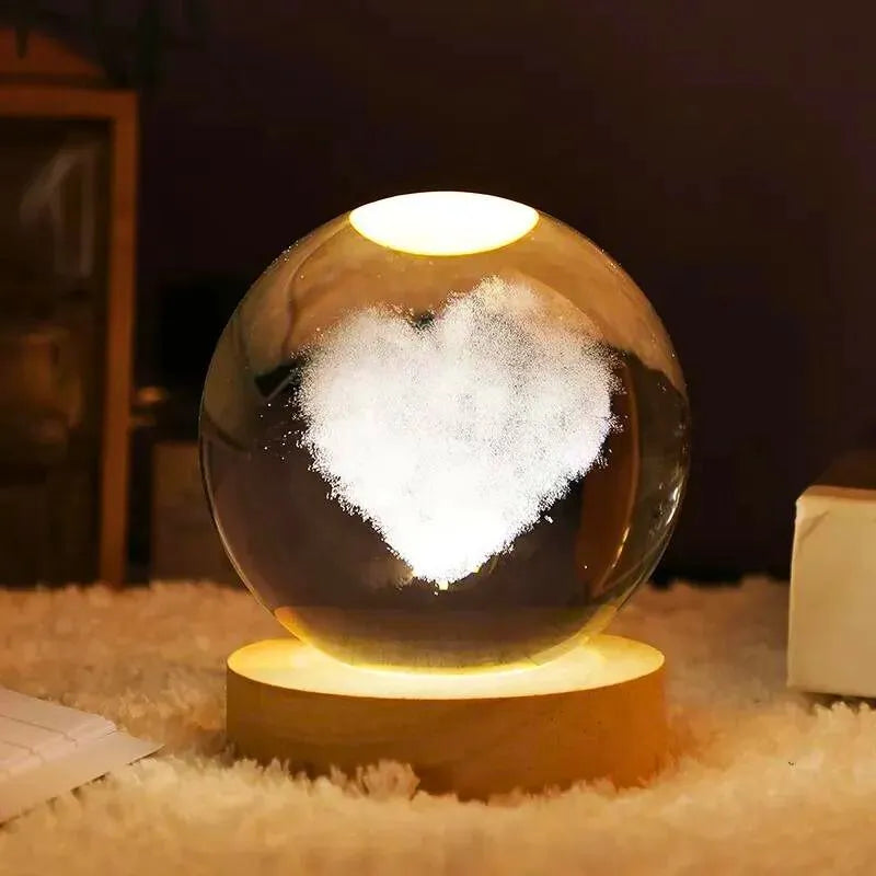 Lampă glob din sticlă cu inimă 3D și bază din lemn