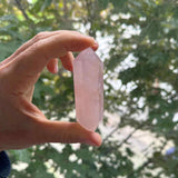 Turn Hexagonal Dublu Varf din Cuart Roz inaltime de 7-9 cm - Cristalul iubirii neconditionate si al pacii infinite