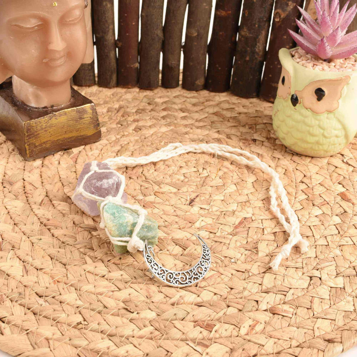 Ornament de agatat cu cristale vindecatoare Ametist si Amazonit cu snur alb, accesorii sub forma de semiluna si steluta Decor feng shui pentru oglinda masinii, casa si birou