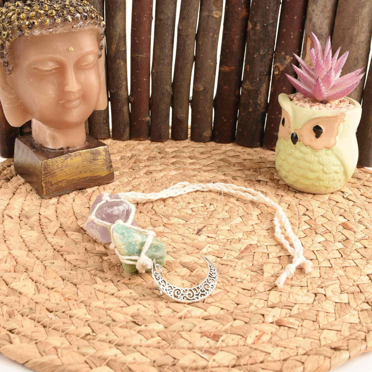 Ornament de agatat cu cristale vindecatoare Ametist si Amazonit cu snur alb, accesorii sub forma de semiluna si steluta Decor feng shui pentru oglinda masinii, casa si birou