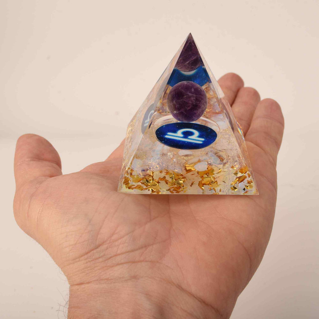 Piramida de Energie Orgonica 6 cm cu Cristale de Vindecare specifice Zodiei Berbec pentru Relaxare, Meditatie si Ornament