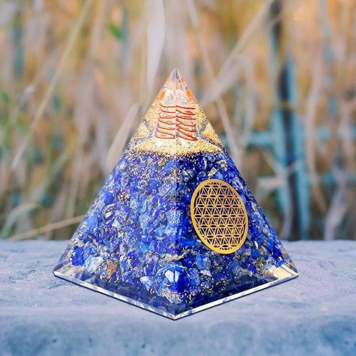Piramida Orgonica cu cristale Lapis Lazuli si simbolul floarea vietii 8 cm – pentru intelepciune, armonie, onestitate si constientizare de sine