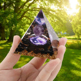 Piramida Orgonica cu cristale vindecatoare de Ametist, Obsidian, foita aurie, rasina naturala si sfera din cristal ametist 8 cm - pentru energie pozitiva si reducerea stresului