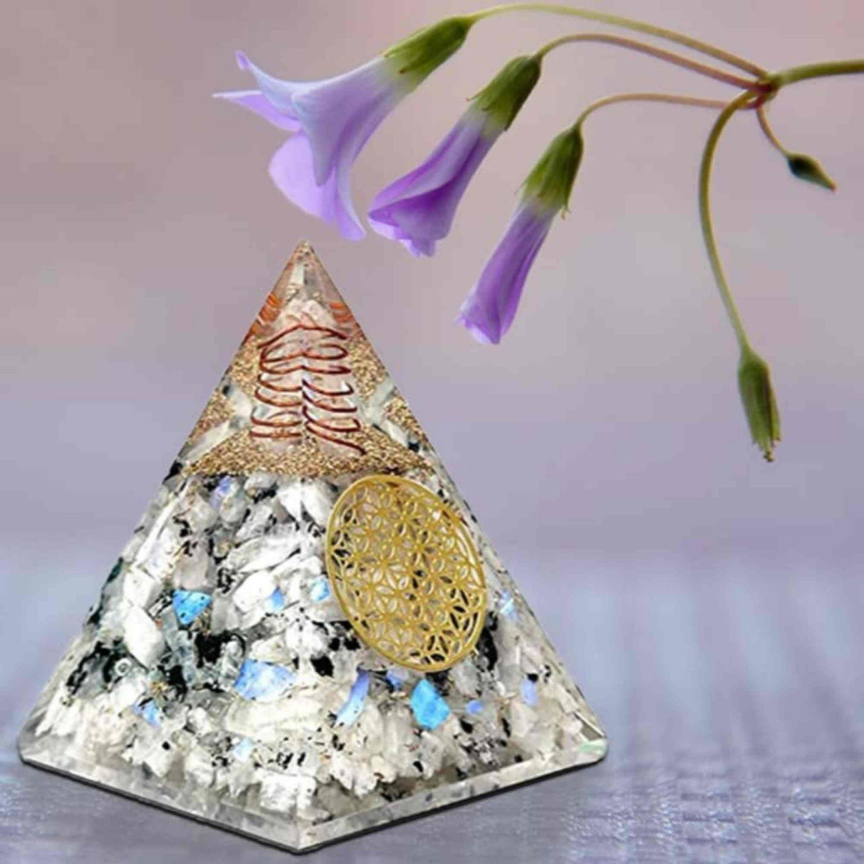 Piramida Orgonica cu Piatra lunii curcubeu si simbolul floarea vietii 8 cm - incurajeaza speranta, sensibilitatea, intuitia si abilitatile psihice