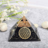 Piramida Orgonica cu Turmalina neagra si simbolul floarea vietii 8 cm – pentru meditatie si trezirea spiritualitatii si a abilitatilor interioare