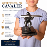 Suport cu Pix / Stilou Cavaler Medieval din Rasina – Organizare Eleganta si Inspiratie pentru Birou