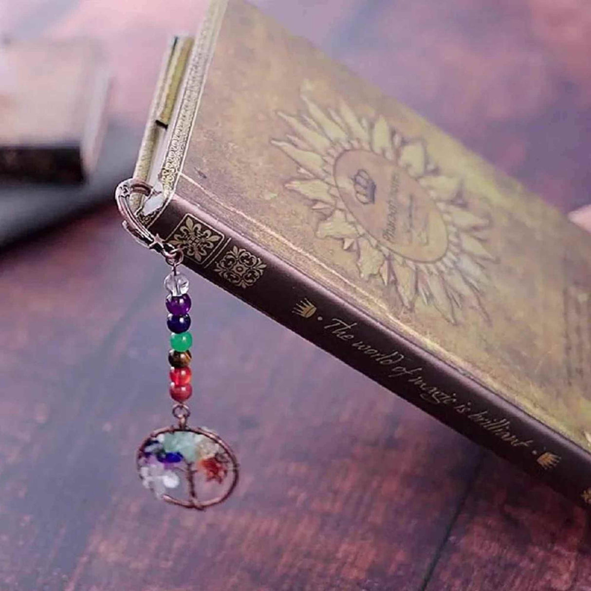 Semn de Carte cu Arborele Vietii si Cele 7 Chakre, Decorat cu Pietricele de Ametist - Un Cadou Spiritual Inedit