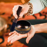 Set Bol Tibetan cantator prelucrat manual la poalele muntelui Himalaya - un percutor cu doua capete din lemn si piele, si o perna cusuta manual – ideal pentru energizare, purificare si meditatie