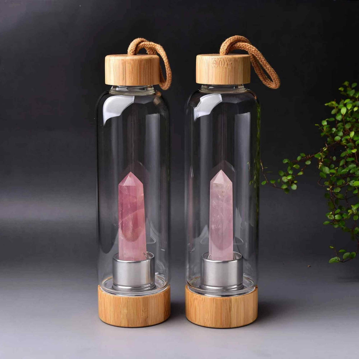 Sticla pentru apa cu varf cristal Cuart Roz si Bambus - Capacitate 500 ml si include husa de protectie neagra