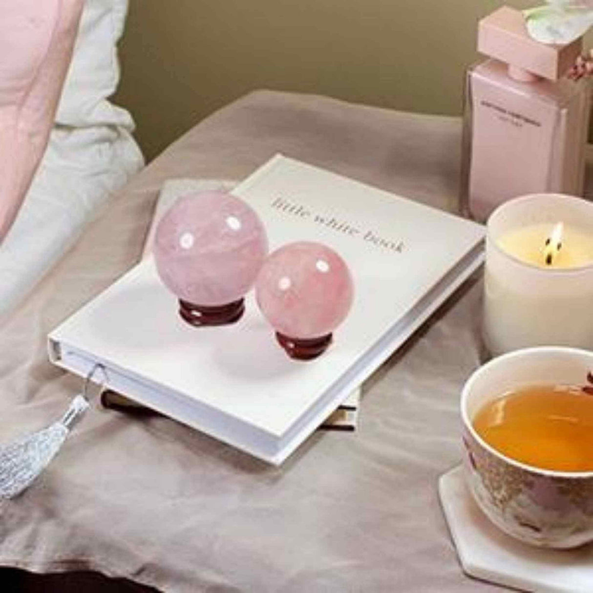 Sfera din Cuart Roz 25-30 mm, minge de cristal decorativa, cu suport de lemn - Pentru decor, meditatie, vindecare