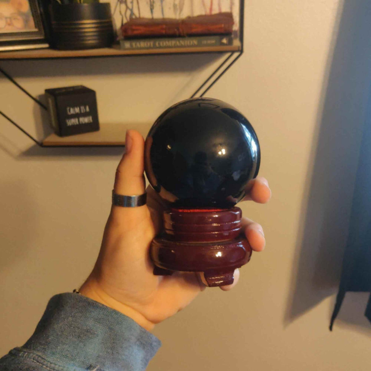 Sfera pudra obsidian negru 80 mm , minge de cristal decorativa, cu suport de lemn - Pentru decor, meditatie, vindecare