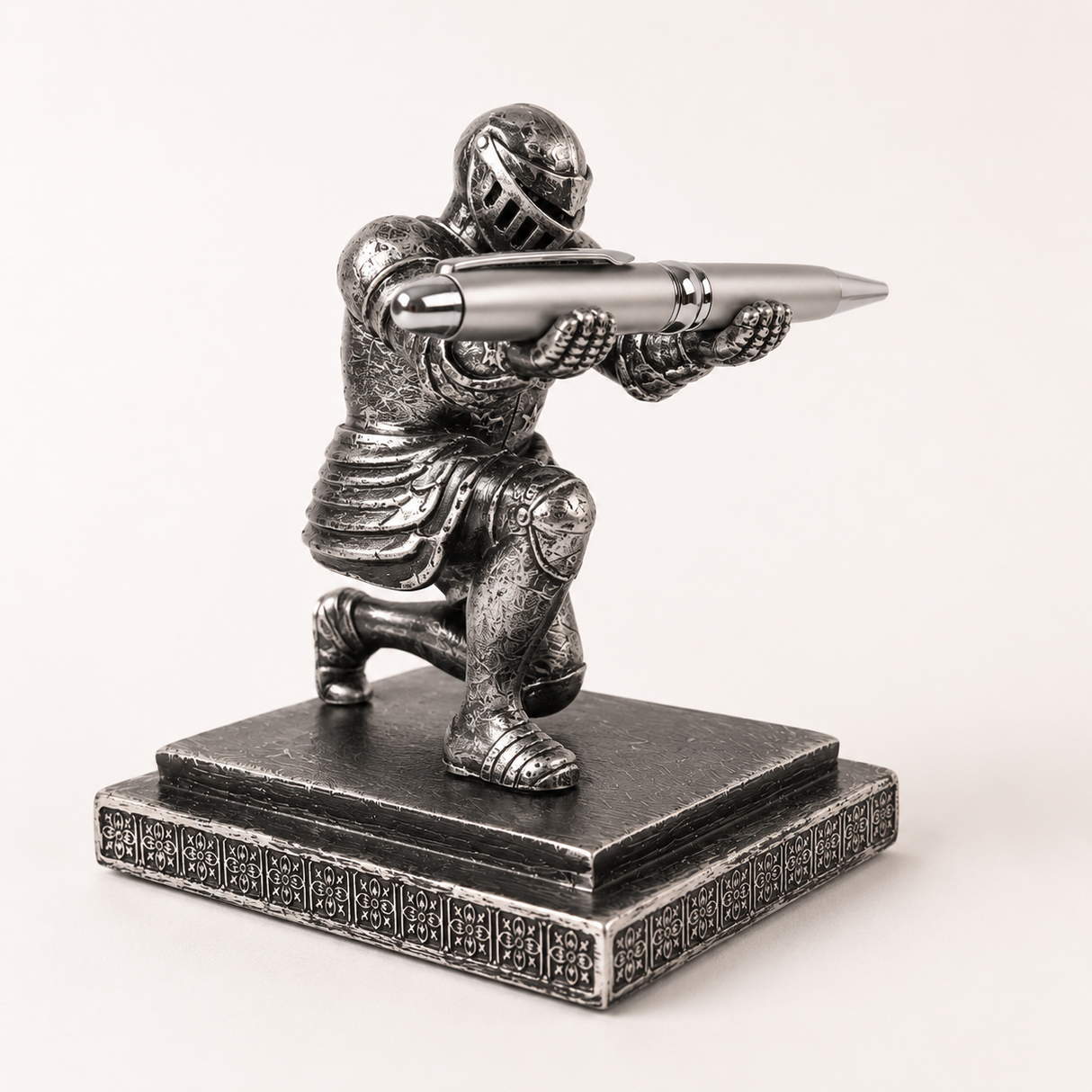 Suport cu Pix / Stilou Cavaler Medieval din Rasina – Organizare Eleganta si Inspiratie pentru Birou