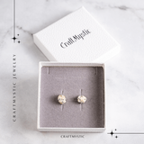 Cercei argintii cu piatra Howlita - Minimalism cu energie linistitoare