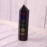 Turn de cristal din Obsidian Negru 9-10 cm cu cele 7 Chakre - Bagheta hexagonala pentru vindecare, reiki si decor pentru casa si birou